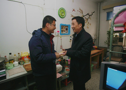 陜煤化集團領(lǐng)導(dǎo)走訪慰問公司困難職工